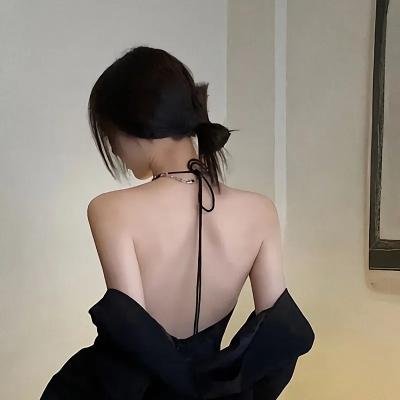 泳池怪诞